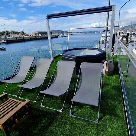 船上ホテル Lady Sea Barco Apartamento バイヨーナ